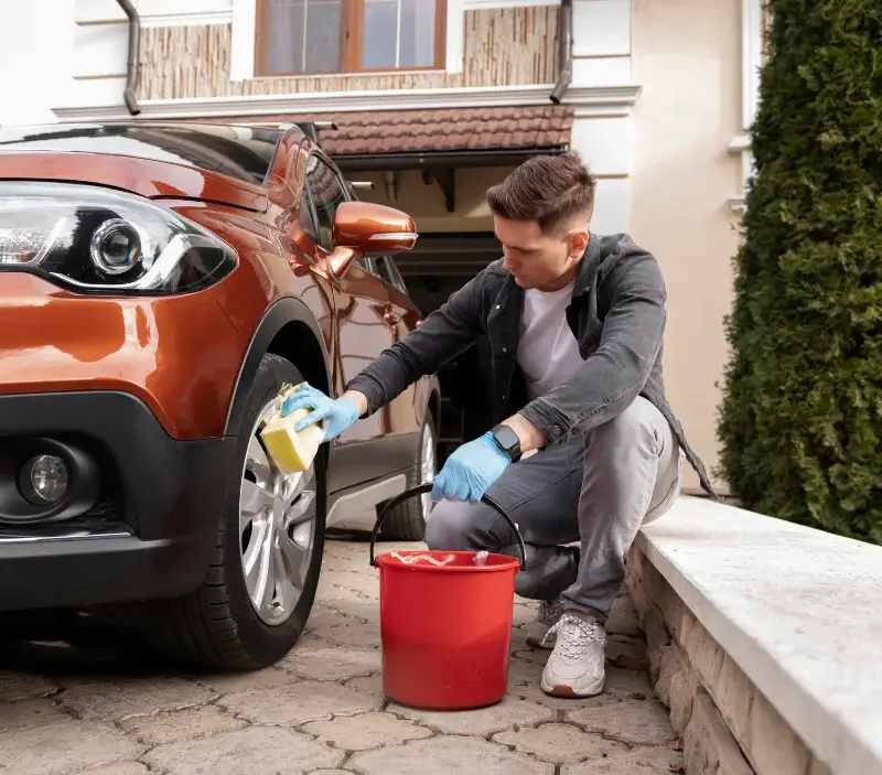 Lavage auto à domicile Telgruc-sur-Mer : professionnel intervenant sur un véhicule